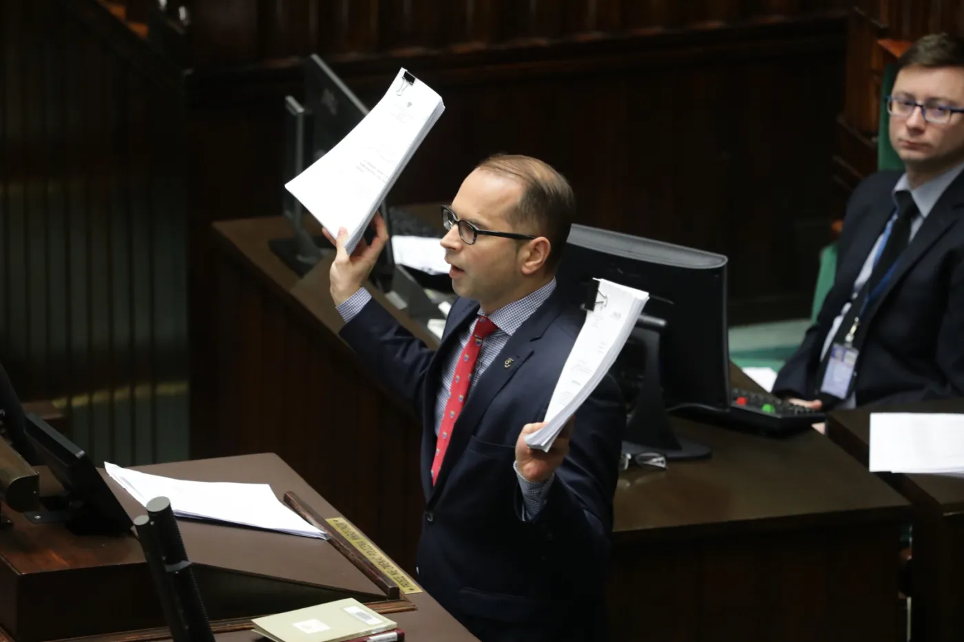 "Zachowanie niedopuszczalne". Porozumienie chce ukarania posła Szczerby przez komisję etyki