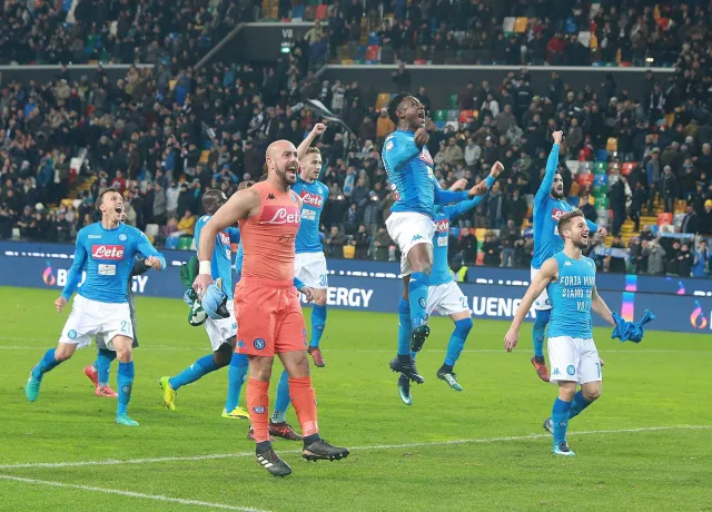 Liga włoska: Napoli wróciło na fotel lidera. Zieliński długo nie "pograł" [WIDEO]
