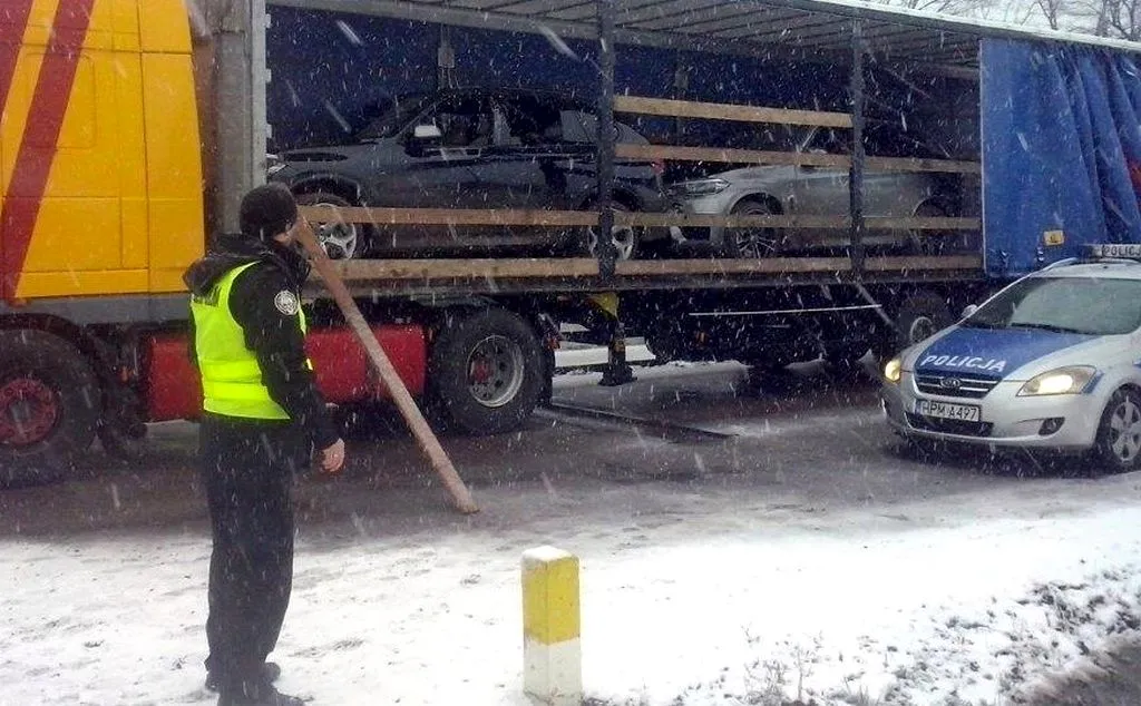 Litwin przemycał na raz dwa kradzione BMW. Już był w ogródku, ale... wpadł w Łomży [ZDJĘCIA]