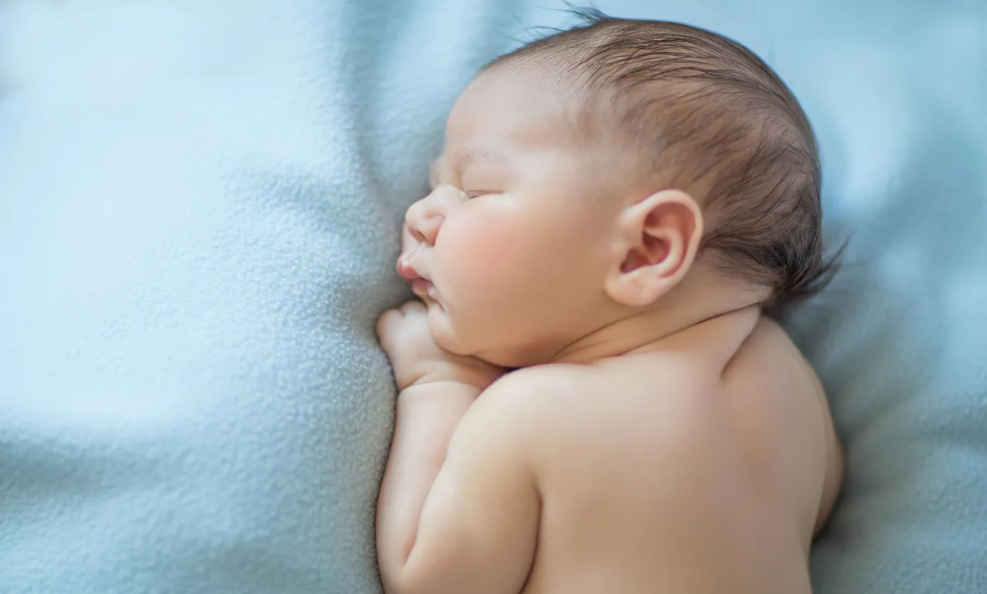 Śpiący noworodek