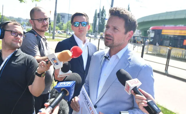 Jaki obiecuje bilet miesięczny dla rodziny. Trzaskowski zalicza wpadkę z tańszą komunikacją dla...posłów