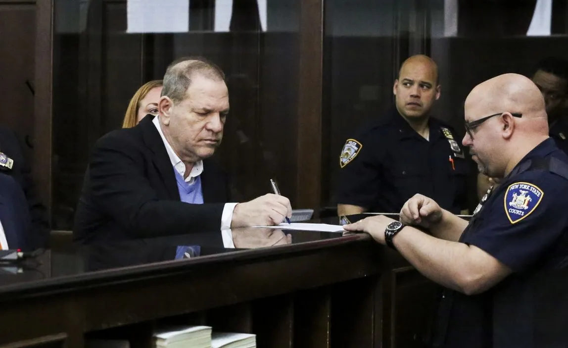 Producent Harvey Weinstein postawiony w stan oskarżenia za gwałt