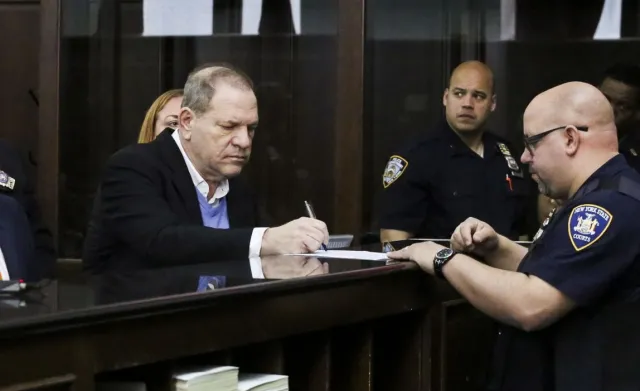 Producent Harvey Weinstein postawiony w stan oskarżenia za gwałt