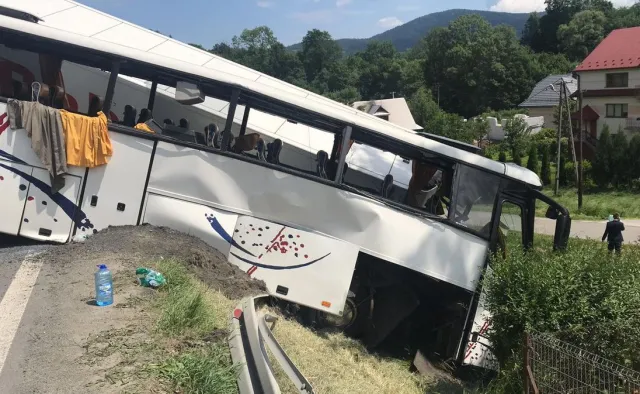Autobus zderzył się z ciężarówką na zakopiance. Dzieci wśród ciężko rannych [ZDJĘCIA z miejsca wypadku]