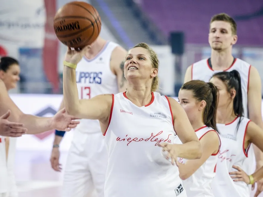 Rozmiar nie ma znaczenia! Jak zwykle hipnotyzująca Joanna Liszowska gra w kosza. FOTO