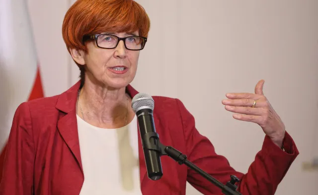 Poseł Nowoczesnej: 300 zł na wyprawkę to ochłap. Rafalska: Buta i pogarda dla polskich rodzin trwa w najlepsze