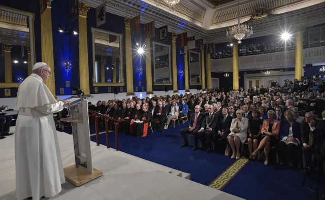 Papież w Irlandii o pedofilii: Nieskuteczność władz kościelnych słusznie wywołała oburzenie