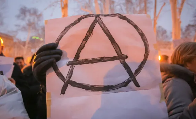 "Błędem jest utożsamianie anarchii z brakiem reguł i prawa. Anarchia ma wręcz charakter konserwatywny"