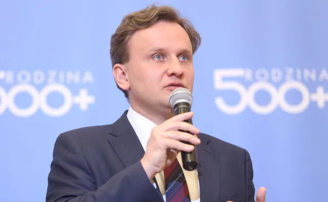 Wiceminister Marczuk: Przyzwoite zarobki urzędników budują powagę państwa