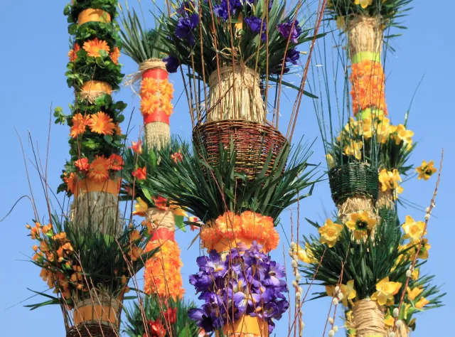 "Palmy od handlarzy nie przyjmują wody święconej". Burza po ogłoszeniu proboszcza