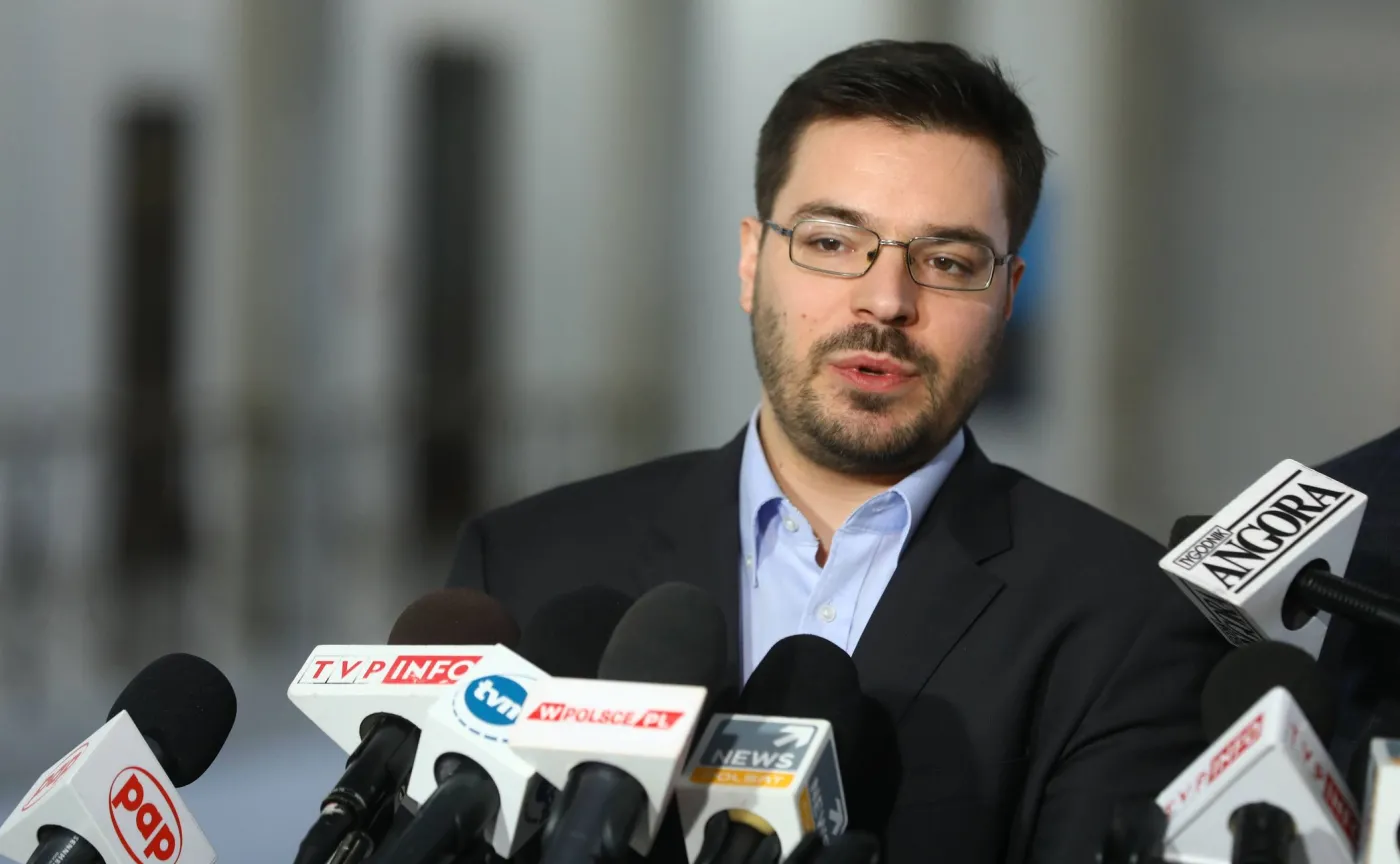 Tyszka wolałby zwrot nagród do budżetu, a nie "PR-ową ustawkę". Schetyna: Widać popłoch w PiS