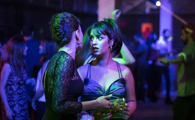 "Piękna i bestie". Kiedy cały kraj jest więzieniem dla kobiet [RECENZJA]