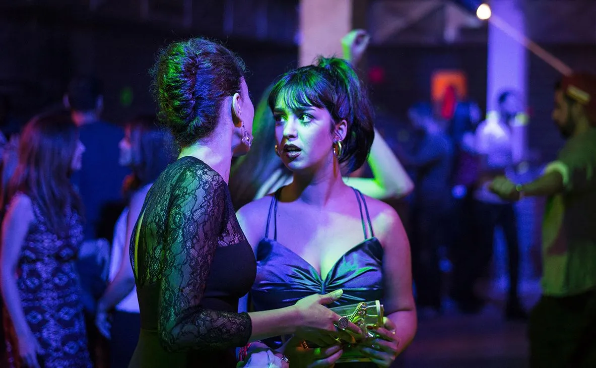 "Piękna i bestie". Kiedy cały kraj jest więzieniem dla kobiet [RECENZJA]