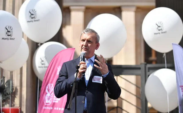 Protest nauczycieli w Warszwie. Domagają się wysokich podwyżek i dymisji szefowej MEN [FOTO]