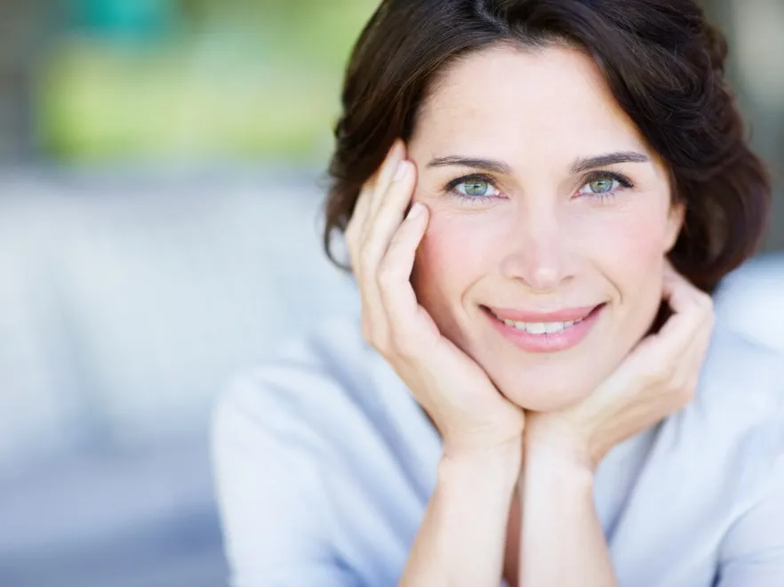 TE części ciała najbardziej zdradzają wiek kobiety. Lekarz radzi, jak przywrócić im świetność