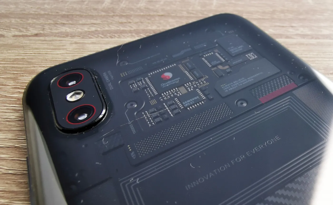 11825685-xiaomi-mi-8-pro.jpg