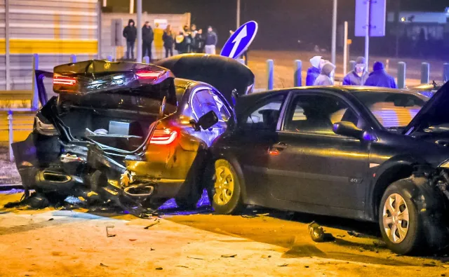 Wiemy, za ile naprawili rozbite BMW, którym jechał Macierewicz. "Da się za to kupić świetnej klasy samochód"