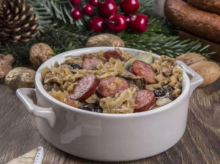 PRZEPIS na świąteczny bigos z grzybami i kiełbasą. Uda się nawet kuchnioopornym!