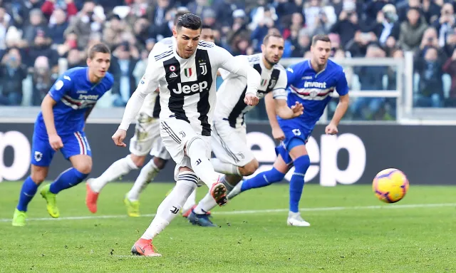 Liga włoska: Szczęsny doznał kontuzji na... rozgrzewce. Ronaldo trafił dwa razy