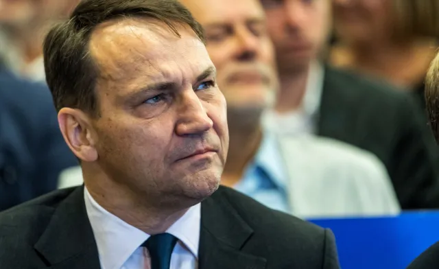 O polityku, który albo jest mitomanem, albo zdradza sekrety państwa. Długi język ministra Sikorskiego [OPINIA]