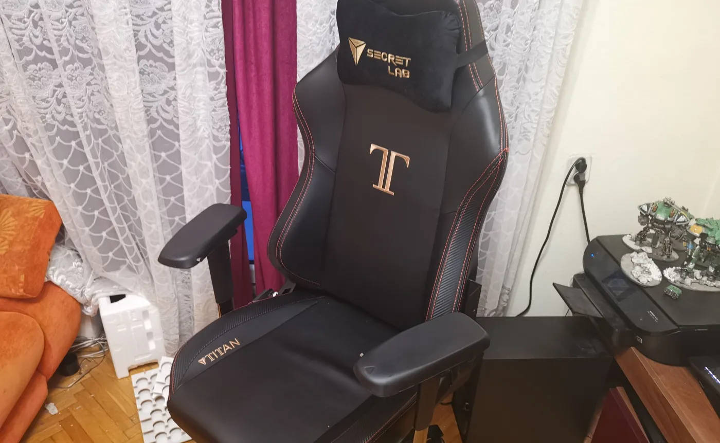 12007228-secretlab-titan.jpg