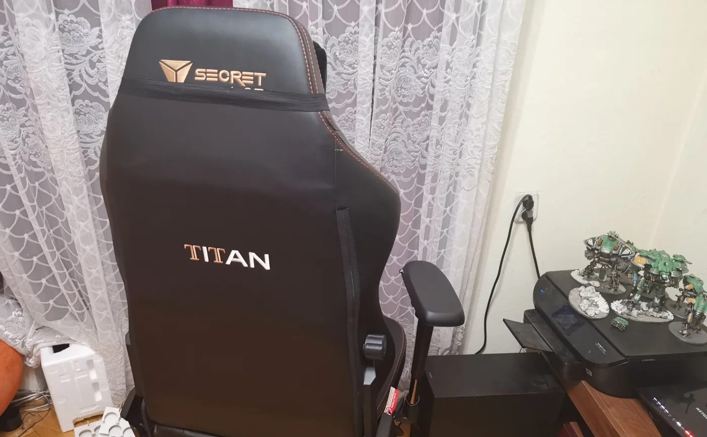 12007260-secretlab-titan.jpg