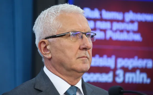 Tyszkiewicz: Zawód samorządowca to zawód podwyższonego ryzyka. Prezydent Nowej Soli pokazuje napis,w którym grożą mu śmiercią