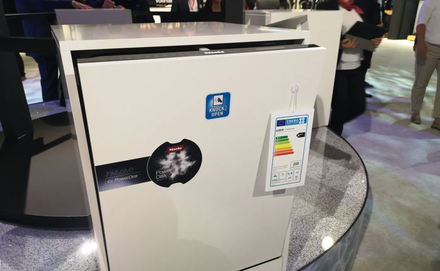 Zmywarka otwierana uderzeniem w drzwi, czy pralka sterowana głosem. Nowe pomysły na AGD