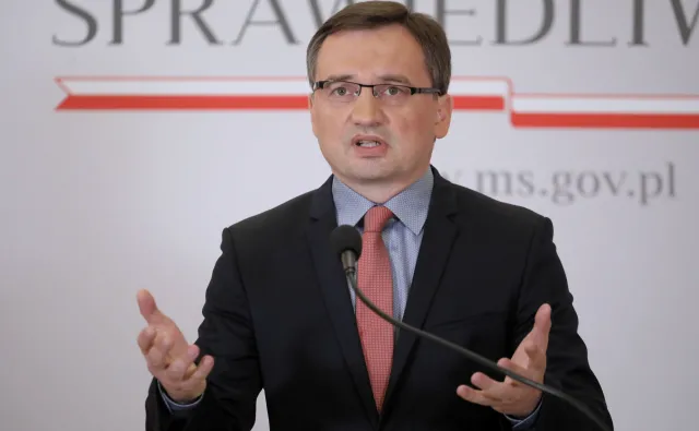 Polska wetuje Kartę Praw Podstawowych UE. "Dziś ofiarą dyskryminacji stają się chrześcijanie"