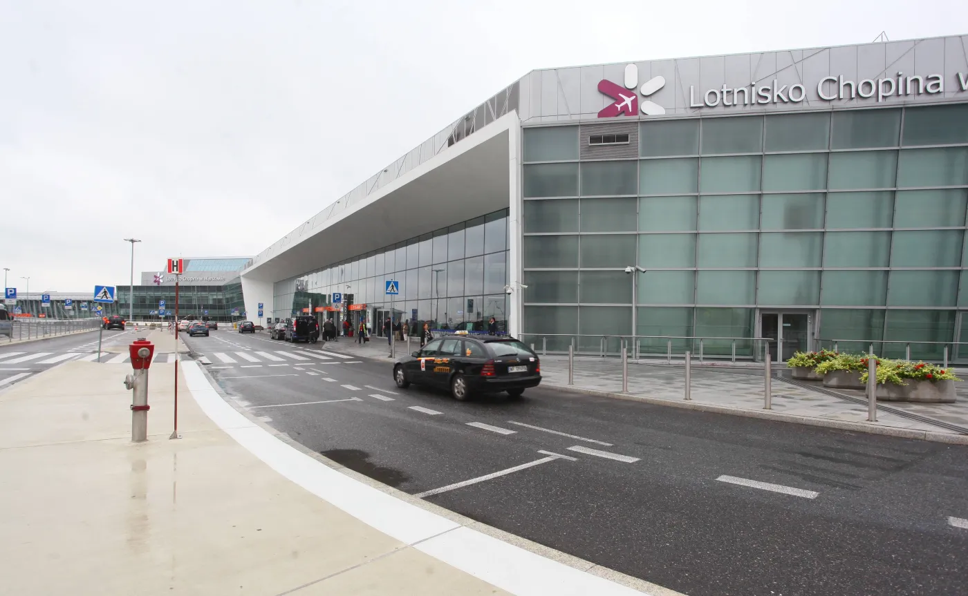 Dyrektor Lotniska Chopina zwalnia pracowników ochrony. "GW": Przeoczyli autobus wyborczy Trzaskowskiego
