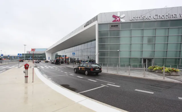 Dyrektor Lotniska Chopina zwalnia pracowników ochrony. "GW": Przeoczyli autobus wyborczy Trzaskowskiego