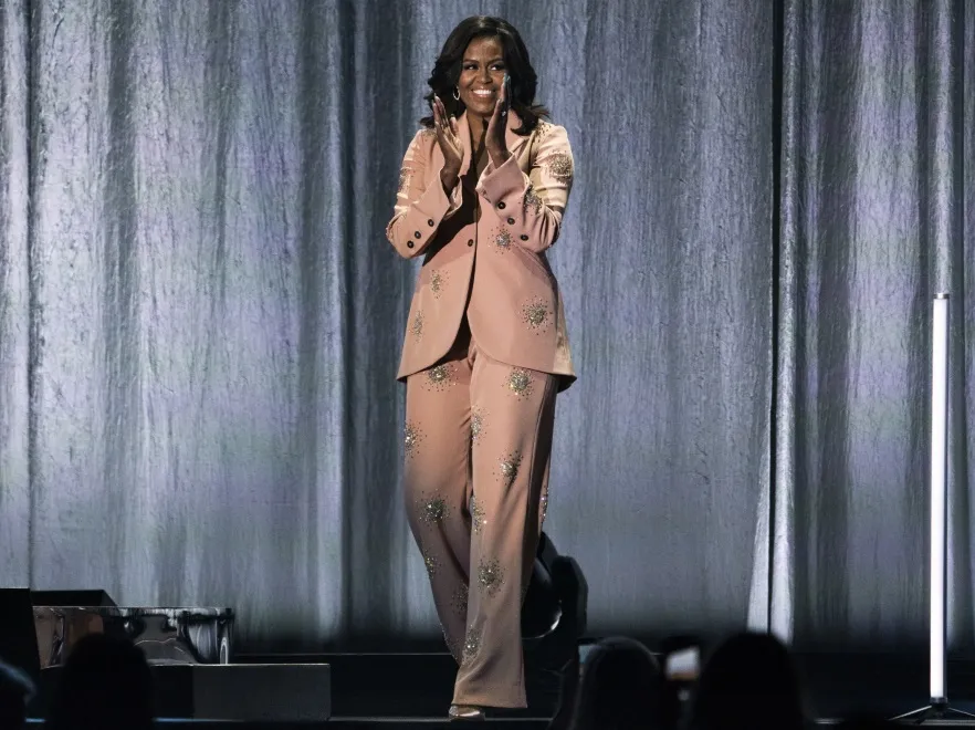 Świetna stylizacja i odrzucający manicure. Michelle Obama na promocji swojej książki w Kopenhadze. FOTO