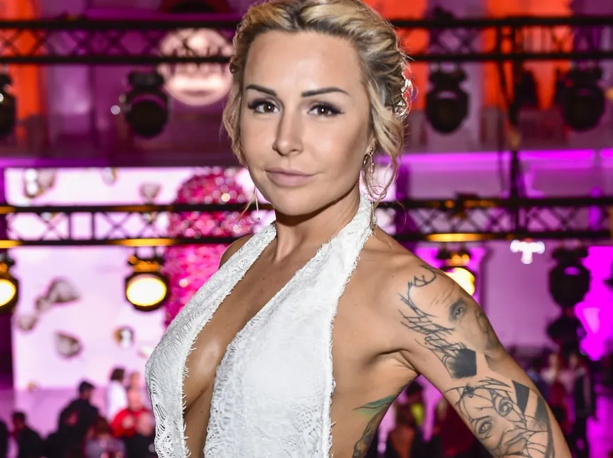 Pisarka dołączyła do grona celebrytek pokazujących brak dolnej części bielizny. FOTO