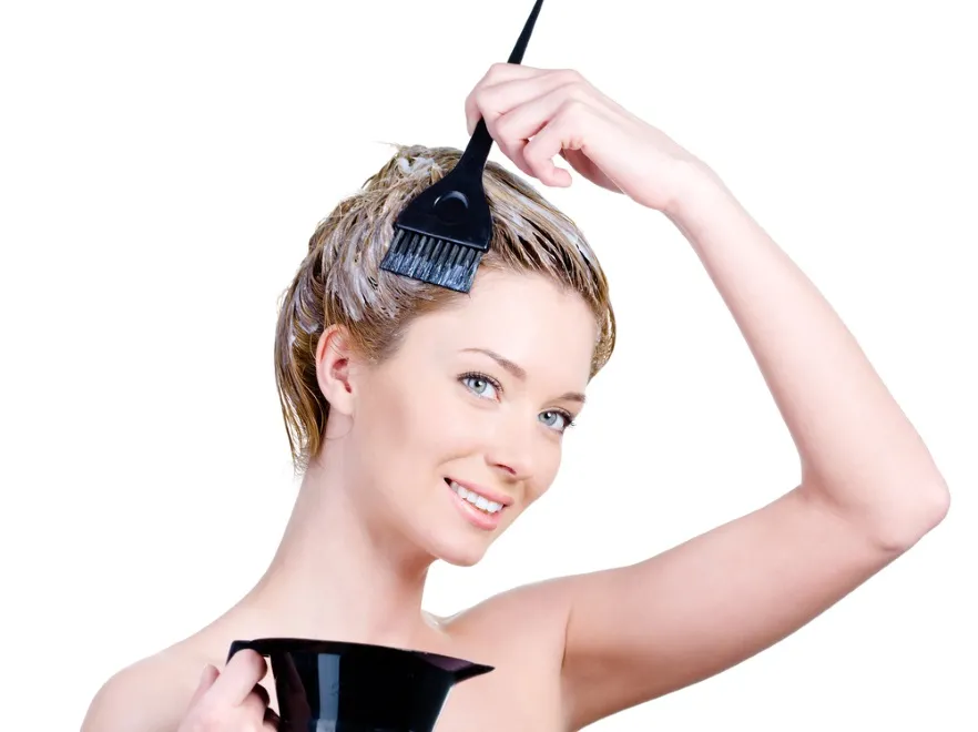 Pomyśl, zanim użyjesz farby! Jak koloryzacja wpływa na włosy?