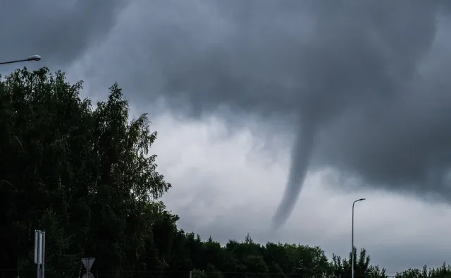 Trąba powietrzna w Polsce. "Porwało garaż i betoniarkę"