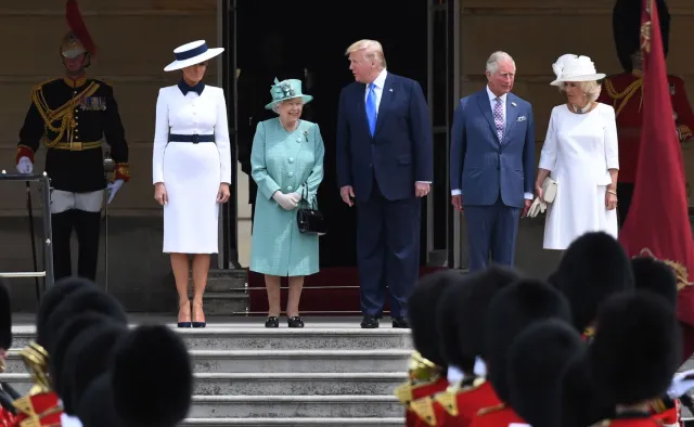 Trump z Melanią u królowej Elżbiety. Prezydent USA z wizytą w Londynie [ZDJĘCIA]