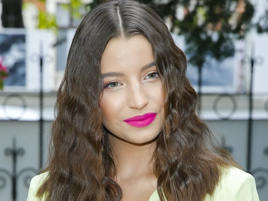 Marynarka, a pod nią nic! Julia Wieniawa z nieskrępowanymi piersiami na konferencji prasowej. FOTO