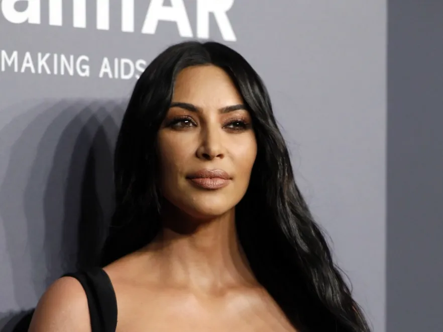 Trudno byłoby zasłonić mniej. Kim Kardashian na gali amfAR z BARDZO niegrzecznym dekoltem. FOTO