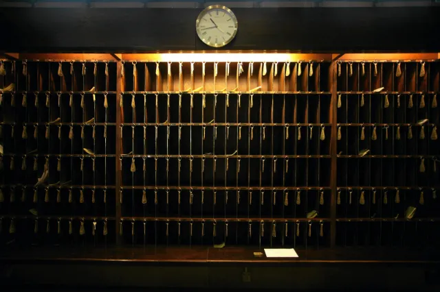 Nowe pokoje dla posłów? A co ze starymi? "Strasznie... jak za karę. PRL-em wionie"