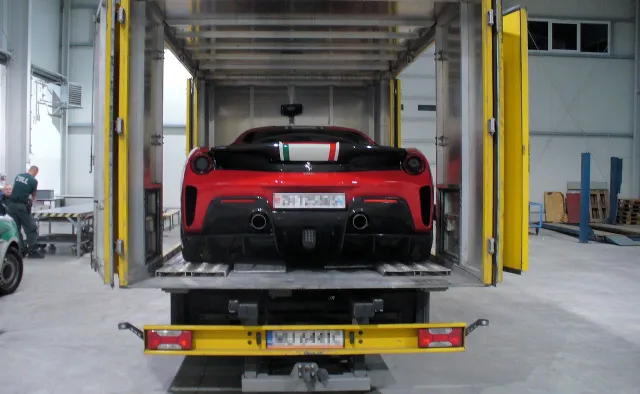 Niemcy zatrzymali Polaka. Przewoził Ferrari warte fortunę, to był pechowy transport