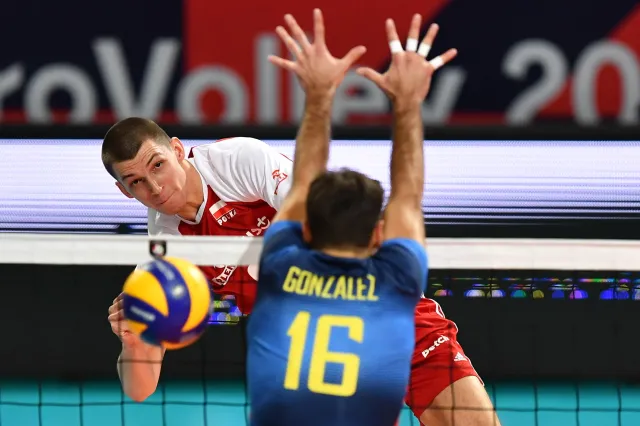 ME siatkarzy: Koncert Leona, Hiszpanie wbici w parkiet, Polacy w ćwierćfinale