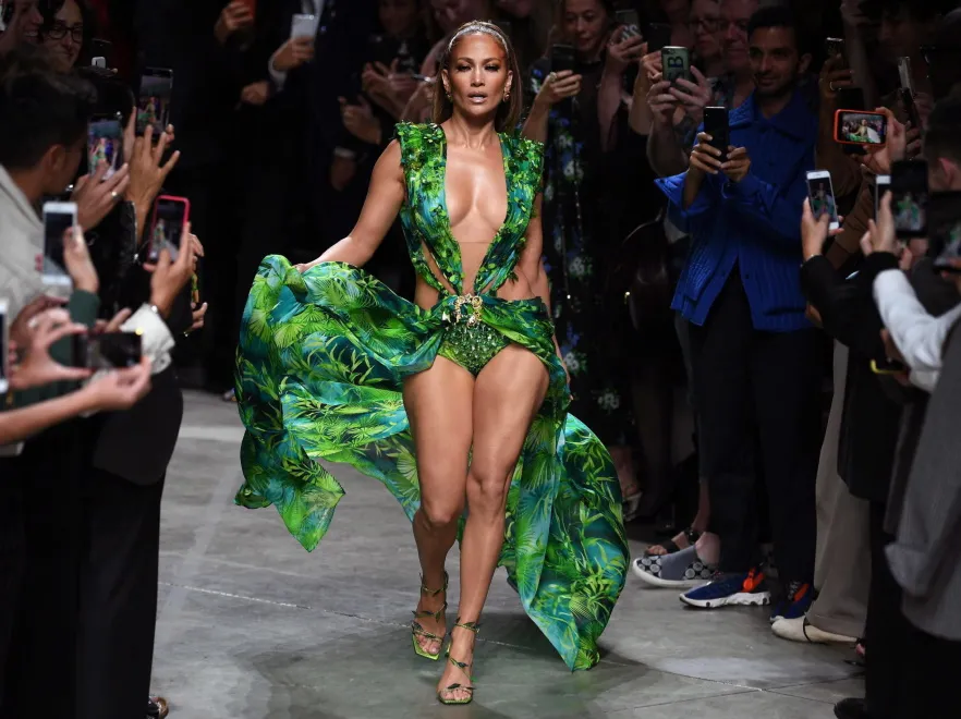 Wydarzenie weekendu: półnaga Jennifer Lopez zamknęła pokaz Versace w kultowej sukni sprzed 19 lat. FOTO