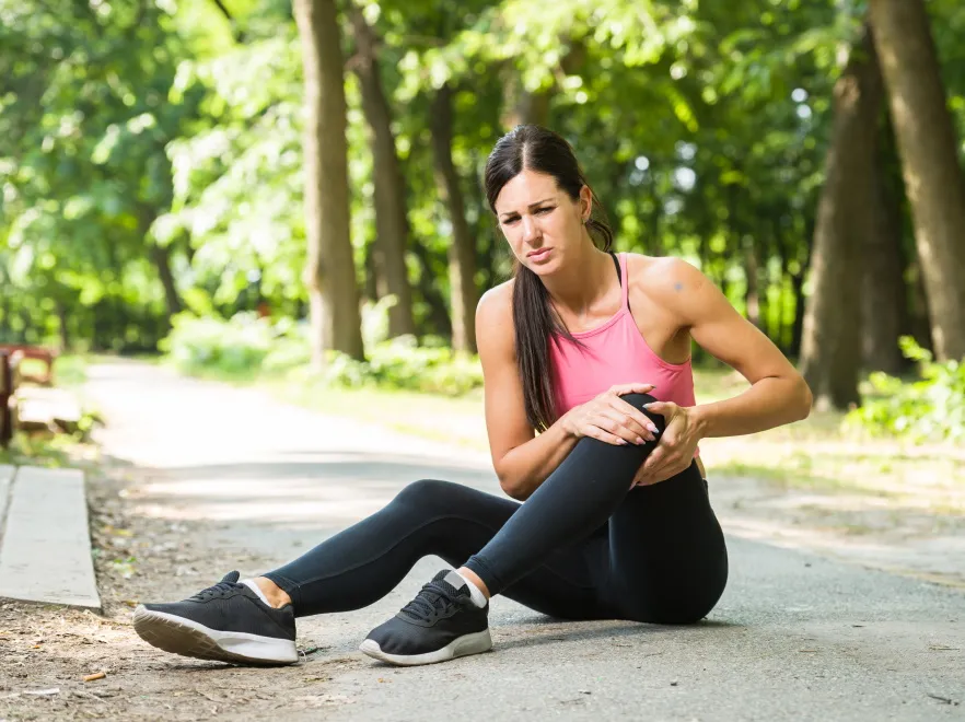Czego nie lubią kolana i jak im pomóc, gdy dają znać, że mają dość?