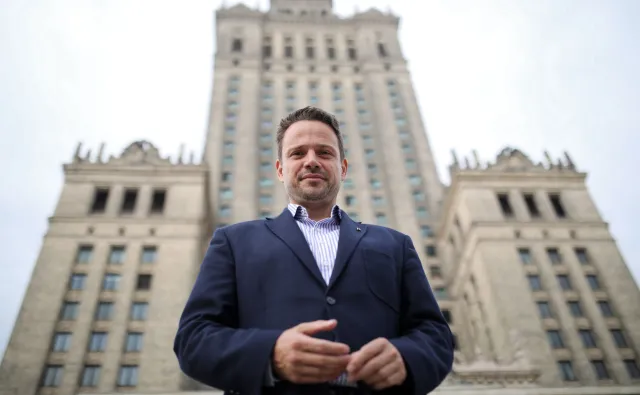 Spór o 500 plus w Warszawie. Kto ma rację: PiS czy Trzaskowski? [OPINIA]