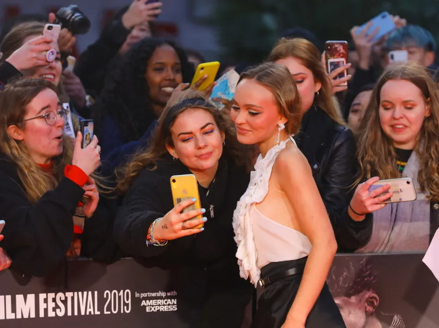 Nierówna walka z wiatrem. Córka Johnny'ego Deppa miała problem z biustem na czerwonym dywanie. FOTO