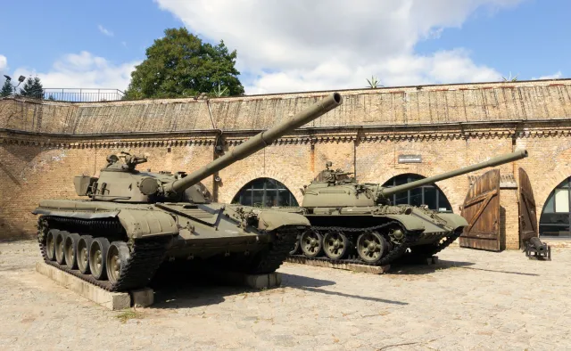 Pijany 49-latek w czołgu T-55. Urządził sobie rajd po ulicach Pajęczna