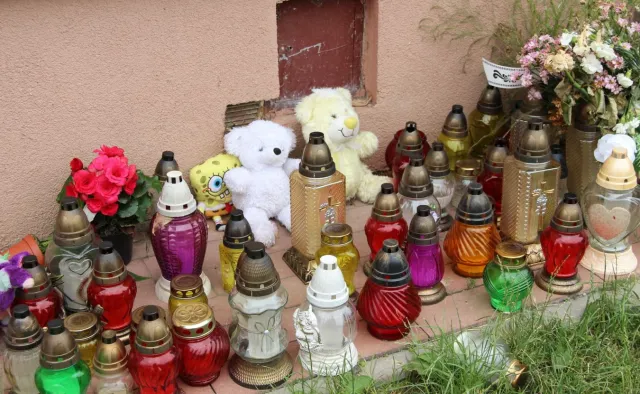 Pod domem zamordowanej Blanki ludzie składają kwiaty, znicze i zabawki