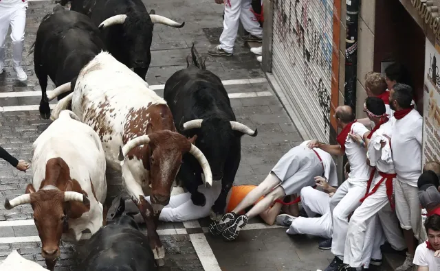 Gonitwa przed bykami w Pampelunie. Pięć osób trafiło do szpitali [ZDJĘCIA]