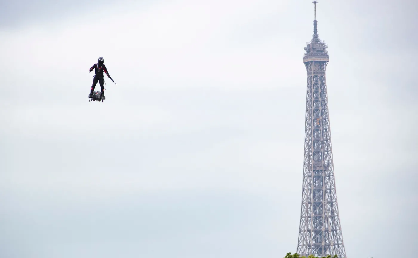 Tak będzie wyglądał żołnierz XXII wieku? Wynalazca flyboardu podczas obchodów Dnia Bastylii [WIDEO]