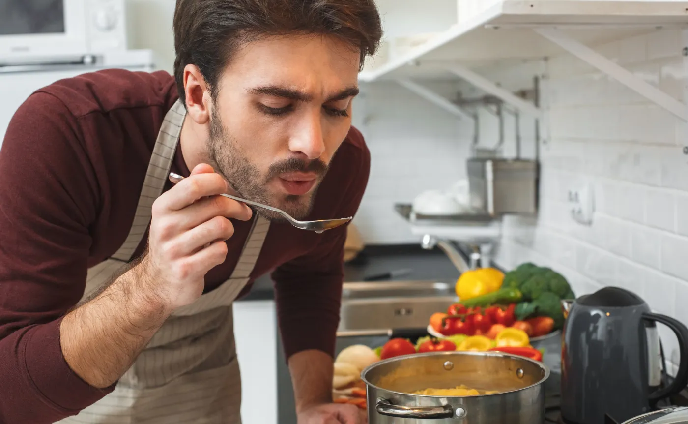 Mężczyzna gotuje